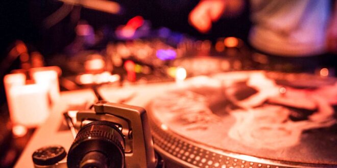 Por qué el sonido de una DJ de indie está conquistando los festivales